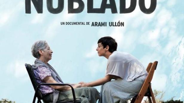 Das Filmplakat für den Dokumentarfilm „El Tiempo Nublado“ zeigt zwei Personen, die sich an den Händen halten.