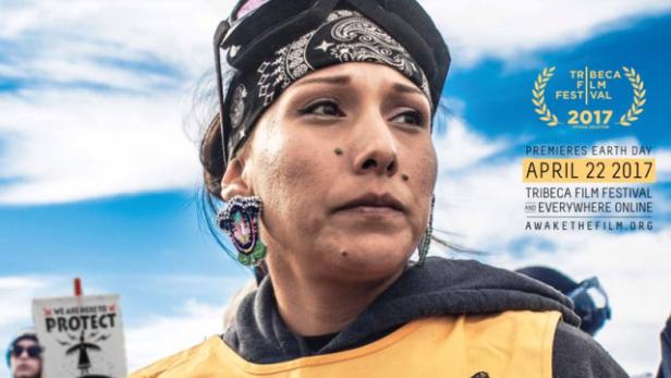 Das Filmplakat für „Awake: A Dream from Standing Rock“ zeigt eine indigene Frau vor einem Himmel.
