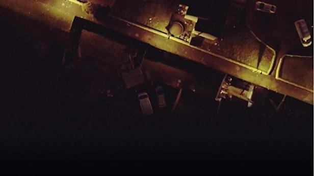 Das Filmplakat für „A Mother Brings Her Son To Be Shot“ zeigt eine nächtliche Straßenszene.