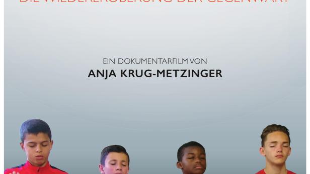 Das Filmplakat für „Das Stille Leuchten“ zeigt vier Jugendliche in roten Trikots mit geschlossenen Augen.