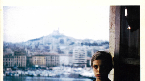 Ein Buchcover von „Fluchtweg nach Marseille“ mit einer jungen Person vor der Skyline von Marseille.