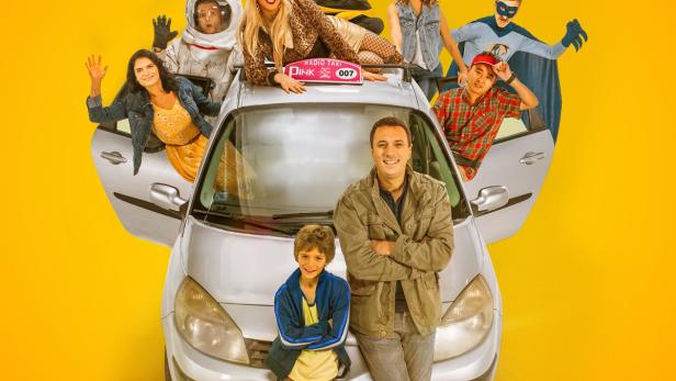 Das Filmplakat für „Taksi Bluz“ zeigt eine Gruppe von Schauspielern auf und um ein Taxi herum.