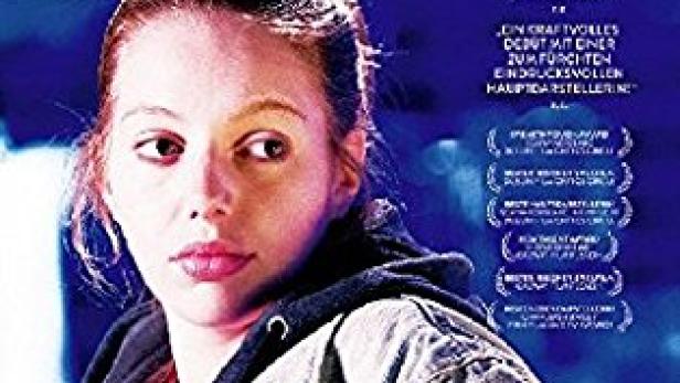 Das Filmplakat für „Mad Mary“ zeigt eine junge Frau vor einem blauen Hintergrund.