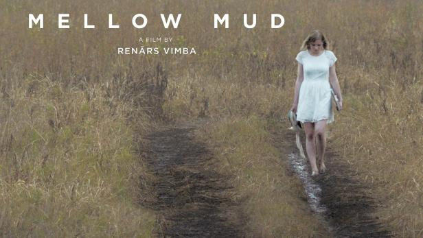 Eine junge Frau in einem weißen Kleid geht auf einem schlammigen Feldweg; Filmplakat „Mellow Mud“.