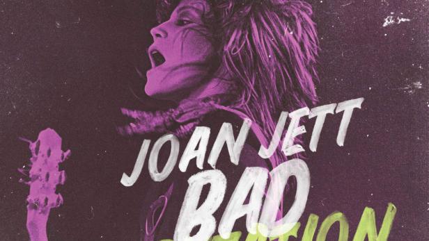 Das Filmplakat für „Joan Jett: Bad Reputation“ zeigt Joan Jett mit erhobener Faust und Gitarre.