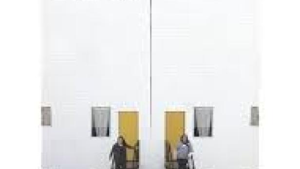 Das Filmplakat für „74 m²“ zeigt zwei Personen vor identischen Hauseingängen.