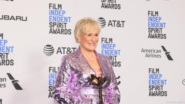 Glenn Close mit ihrer neuesten Trophäe