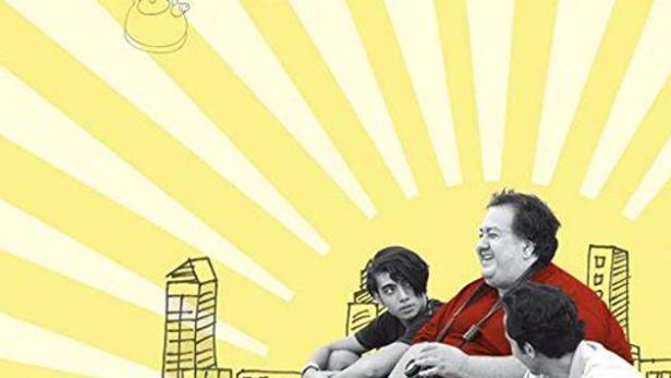 Das Filmplakat für „Walking Distance“ zeigt drei Männer, die vor einer gelben Stadtkulisse sitzen.