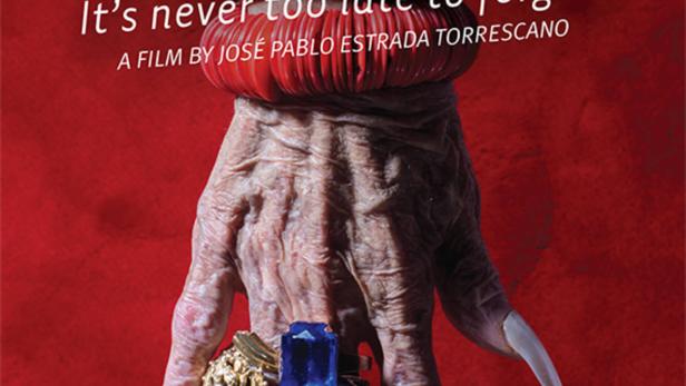 Das Filmplakat von „Mamacita“ zeigt eine Hand mit auffälligem Schmuck vor rotem Hintergrund.