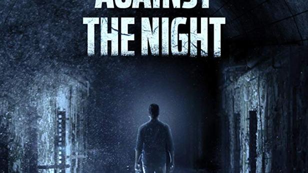 Ein Mann geht in dem Filmplakat für „Against the Night“ einen dunklen Tunnel entlang.