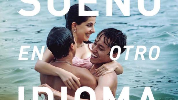 Das Filmplakat für „Sueño en otro idioma“ zeigt drei junge Menschen, die sich im Wasser umarmen.