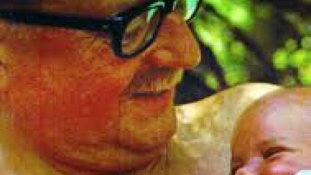 Das Filmplakat für „Allende mi abuelo Allende“ zeigt ein Porträt von Salvador Allende mit einem Baby.