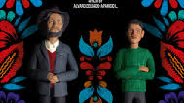 Das Filmplakat für „Retablo“ zeigt einen Vater und seinen Sohn vor einem schwarzen, floralen Hintergrund.
