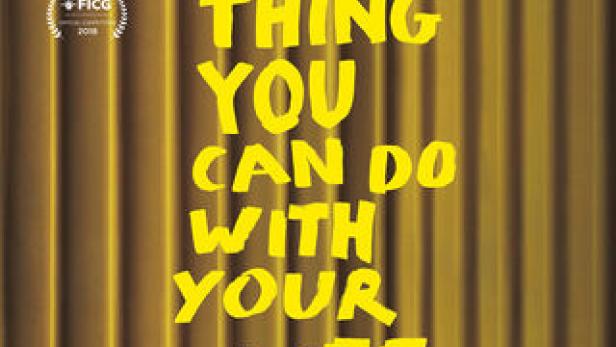 Das Filmplakat für „The Best Thing You Can Do With Your Life“ zeigt einen Mann am Klavier vor einem goldenen Vorhang.