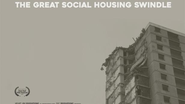 Das Filmplakat für „Dispossession: The Great Social Housing Swindle“ zeigt ein abgerissenes Gebäude.