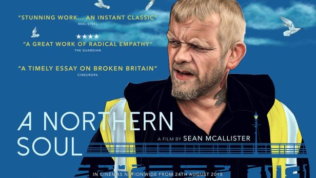 Das Filmplakat für „A Northern Soul“ zeigt einen Mann vor blauem Himmel und Zitaten aus Kritiken.