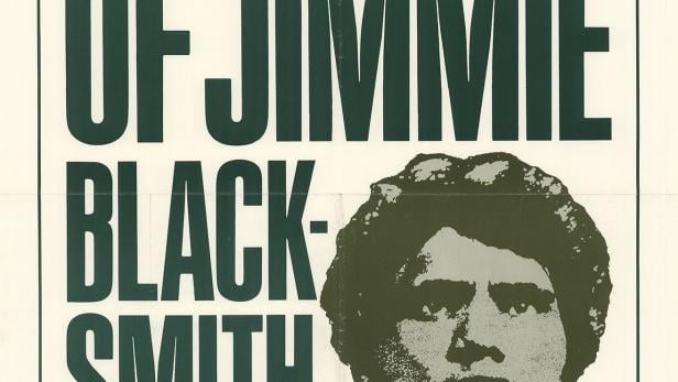 Filmplakat für „The Chant of Jimmie Blacksmith“ mit einem Porträt des Protagonisten und einer Reiterszene.