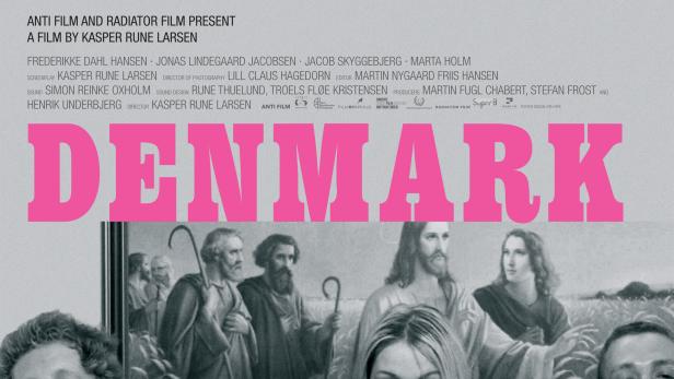 Das Filmplakat für „Denmark“ zeigt junge Menschen vor einem Gemälde religiöser Figuren.