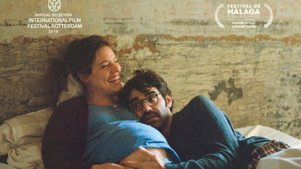 Das Filmplakat für „Els dies que vindran“ zeigt ein Paar, wobei die Frau schwanger ist.