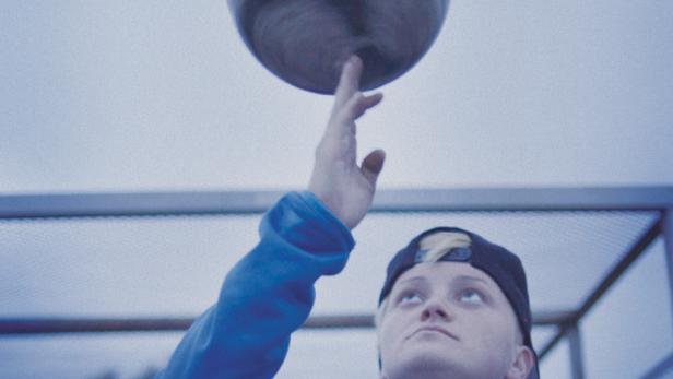 Ein junger Mann balanciert einen Ball auf seinem Finger, Filmplakat „Home Games“.