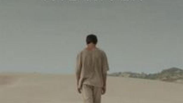 Das Filmplakat für „The River“ zeigt eine Person, die in der Wüste auf einen Fluss zugeht.