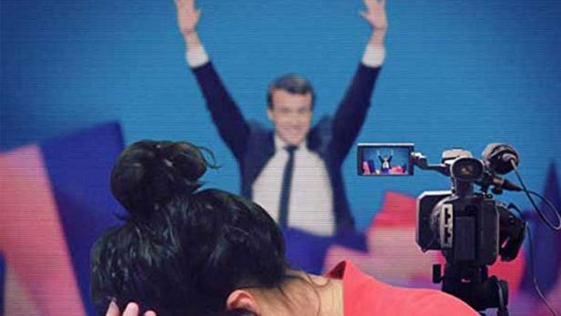 Das Filmplakat für „Première Campagne“ zeigt eine Frau im Vordergrund und Emmanuel Macron im Hintergrund.