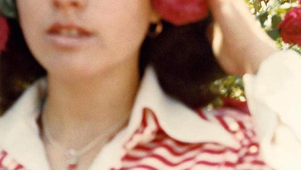 Das Filmplakat für „Una Primavera“ zeigt eine junge Frau mit Blumen im Haar.