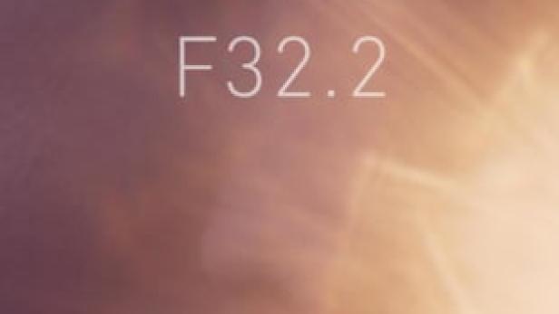 Das Filmplakat für „F32.2“ zeigt ein Auge und Lichteffekte.