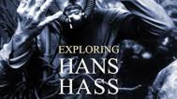 Ein Filmposter für „Exploring Hans Hass“ zeigt einen Taucher unter Wasser.
