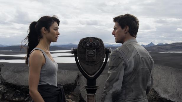 Tom Cruise und Olga Kurylenko stehen an einem Aussichtspunkt in „Oblivion“.