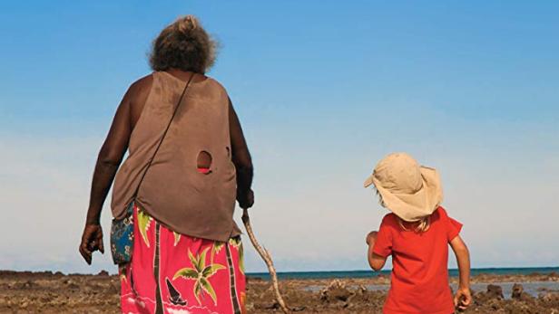 Eine indigene Frau und ein Kind auf dem Filmplakat zu „Down to Earth“.