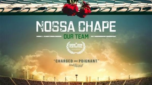 Das Filmplakat für „Nossa Chape“ zeigt Rosen, die an einem Fußballnetz hängen, und drei Spieler, die auf ein Stadion zulaufen.