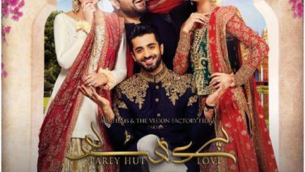 Das Filmplakat für „Parey Hut Love“ zeigt vier Schauspieler vor einem Torbogen mit Blumen.