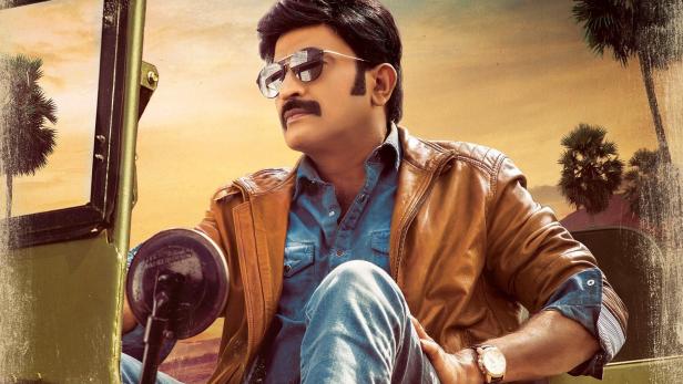 Das Filmplakat für „Kalki“ zeigt Dr. Rajasekhar in einem Jeep aus dem Jahr 1983.