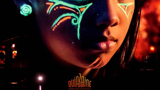 Das Filmplakat für „Los Silencios“ zeigt ein Mädchen mit leuchtender Gesichtsbemalung.