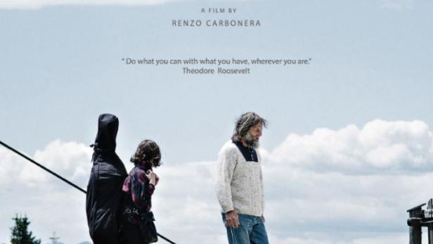 Das Filmplakat für „Resina“ zeigt ein Mädchen mit einem Cello und einen Mann, die auf einer Wiese entlanggehen.