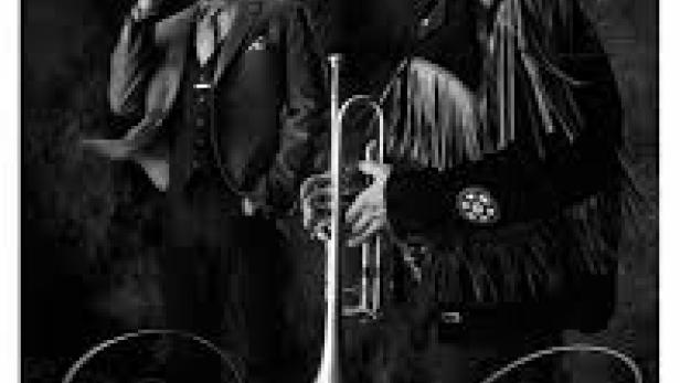 Schwarzweiß-Poster für den Film „Dreamland“ mit zwei Männern, einer mit Trompete.