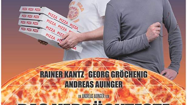 Das Filmplakat zu „Das Verrückteste Ende der Welt“ zeigt drei Männer und Pizzakartons vor einer Pizza-Weltkugel.