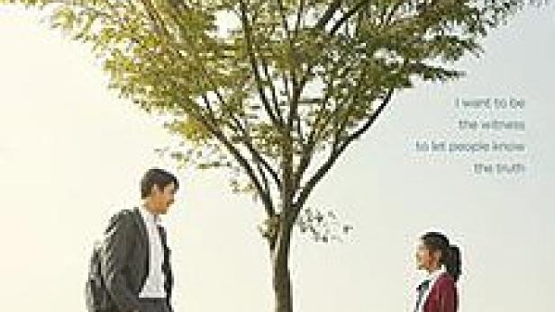 Das Filmplakat für „Innocent Witness“ zeigt einen Mann und eine Frau, die sich unter einem Baum gegenüberstehen.