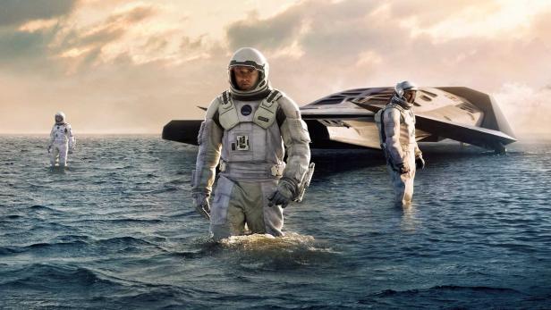 Szene aus dem Film „Interstellar“: Astronauten waten aus dem Wasser zu ihrem Raumschiff.