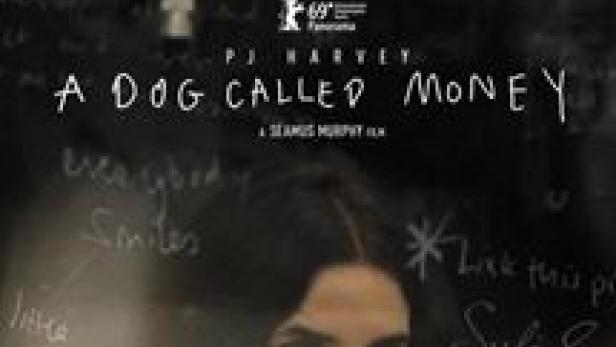 Das Filmplakat für „A Dog Called Money“ zeigt PJ Harvey vor einer Tafel mit Texten.