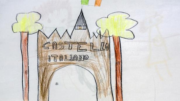 Eine Kinderzeichnung zeigt ein italienisches Schloss mit der italienischen Flagge.