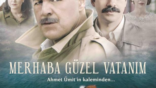 Das Filmplakat für „Merhaba Güzel Vatanim“ zeigt die Hauptdarsteller und ein Motorboot auf dem Wasser.
