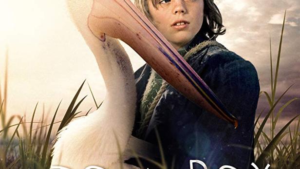 Ein Junge steht neben einem Pelikan auf dem Filmplakat für „Storm Boy“.