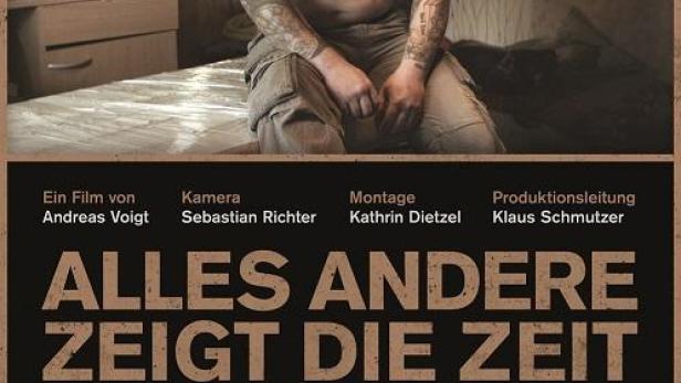 Das Filmplakat für „Alles andere zeigt die Zeit“ zeigt einen tätowierten Mann in einem Raum.