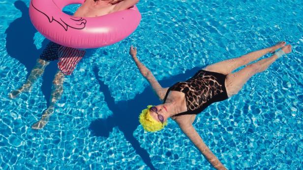 Das Filmplakat zu „Gestorben wird Morgen“ zeigt zwei Personen im Schwimmbad.