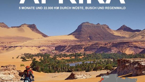 Ein Motorradfahrer durchquert eine Wüstenlandschaft im Rahmen der „Inside Afrika“-Tour von Joe Pichler.