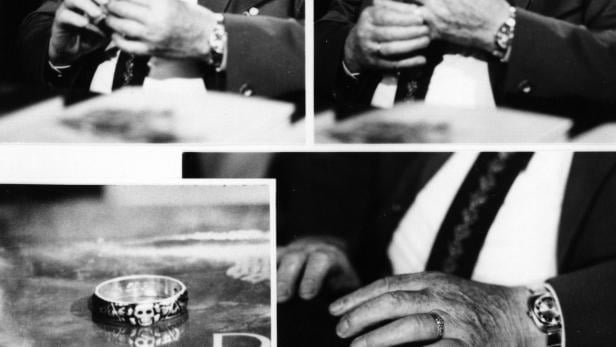 Das Filmplakat für „Kamerad Krüger“ zeigt einen Mann und einen Totenkopfring.