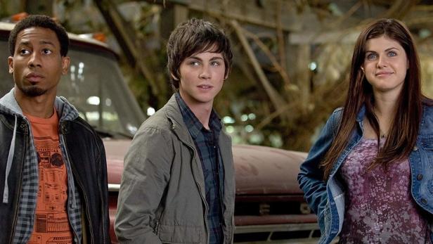 Szene mit Logan Lerman, Brandon T. Jackson und Alexandra Daddario vor einem alten roten Truck.