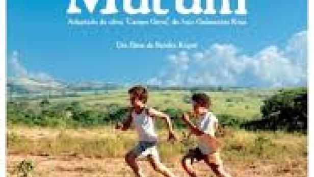 Das Filmplakat für „Mutum“ zeigt zwei Jungen, die durch eine ländliche Gegend rennen.
